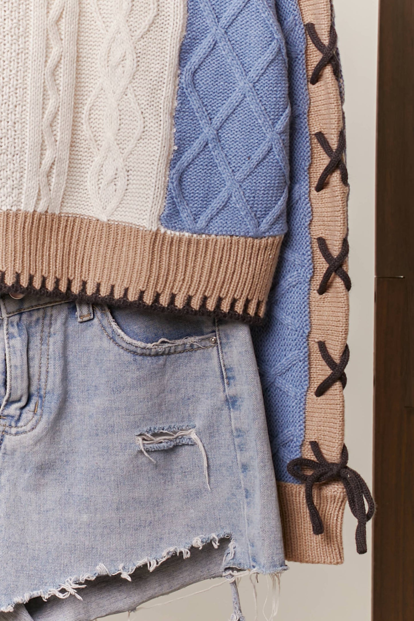 Color Block Sweater with Laced Sleeves Mello.