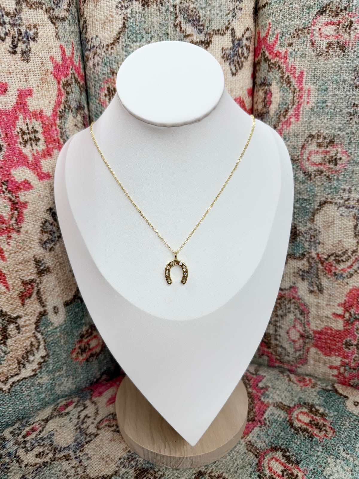 Klassy Rounds Horseshoe Necklace | Waterproof & Non-Tarnish CN57