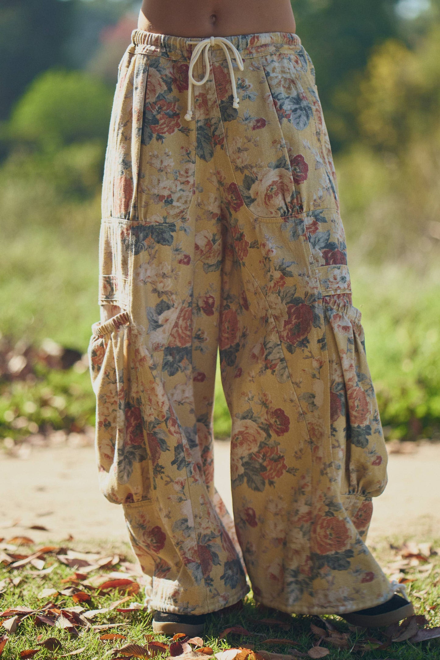 FLOWER PRINTED DENIM WAIST DROPPED POCKETS PANT