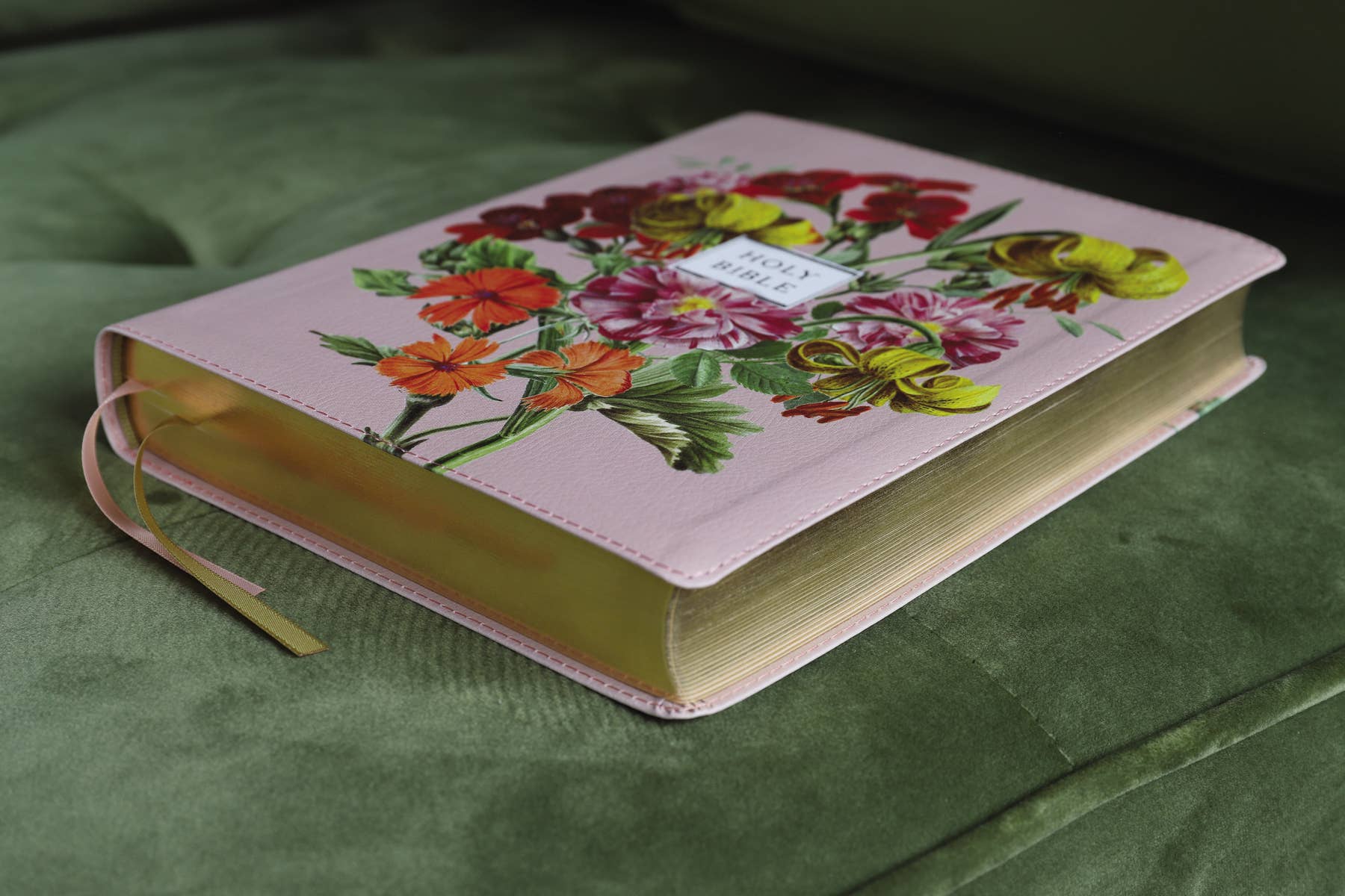 NIV Artisan Collection Bible Leathersoft Blush Floral - 926 West