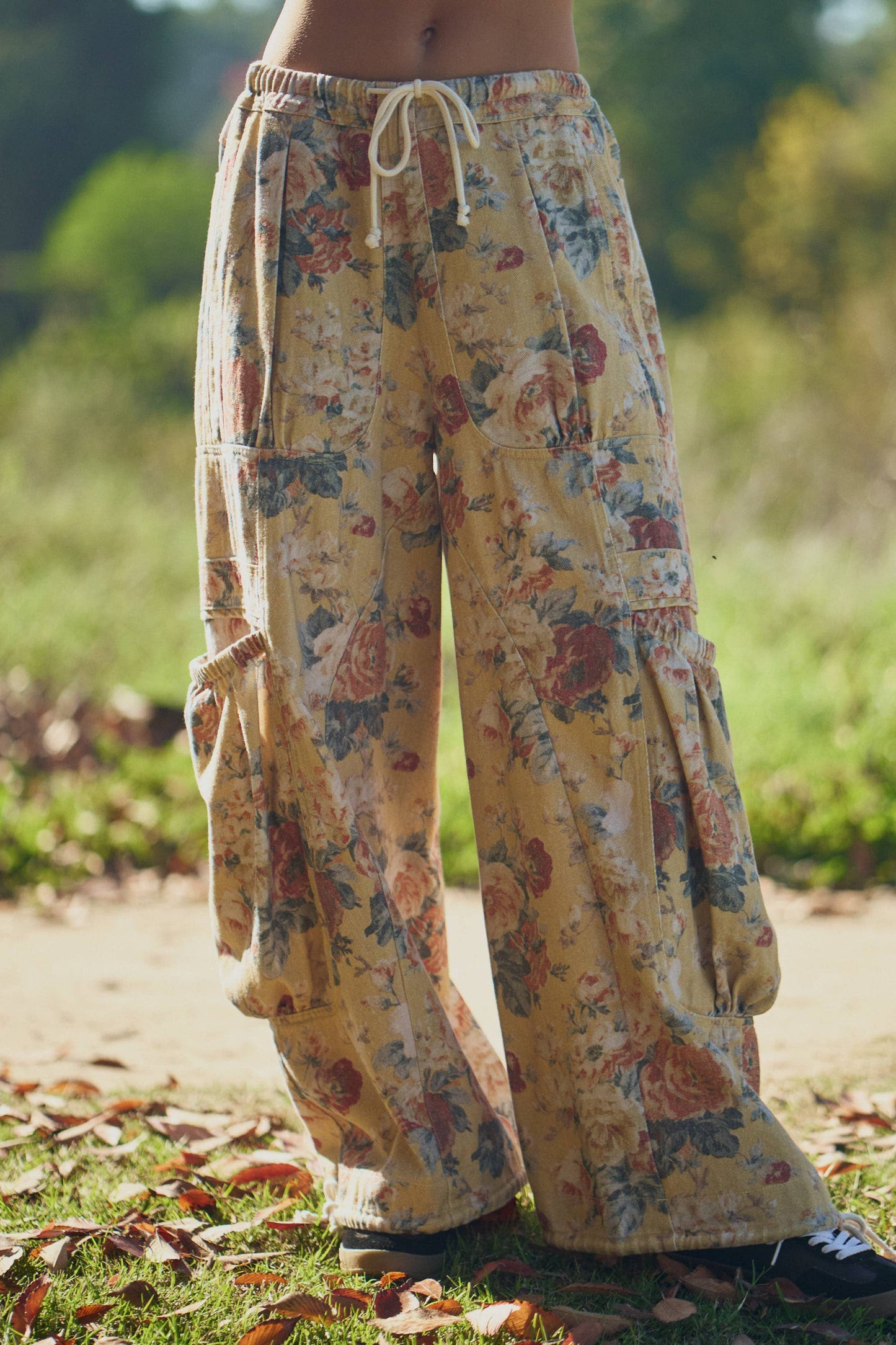 FLOWER PRINTED DENIM WAIST DROPPED POCKETS PANT