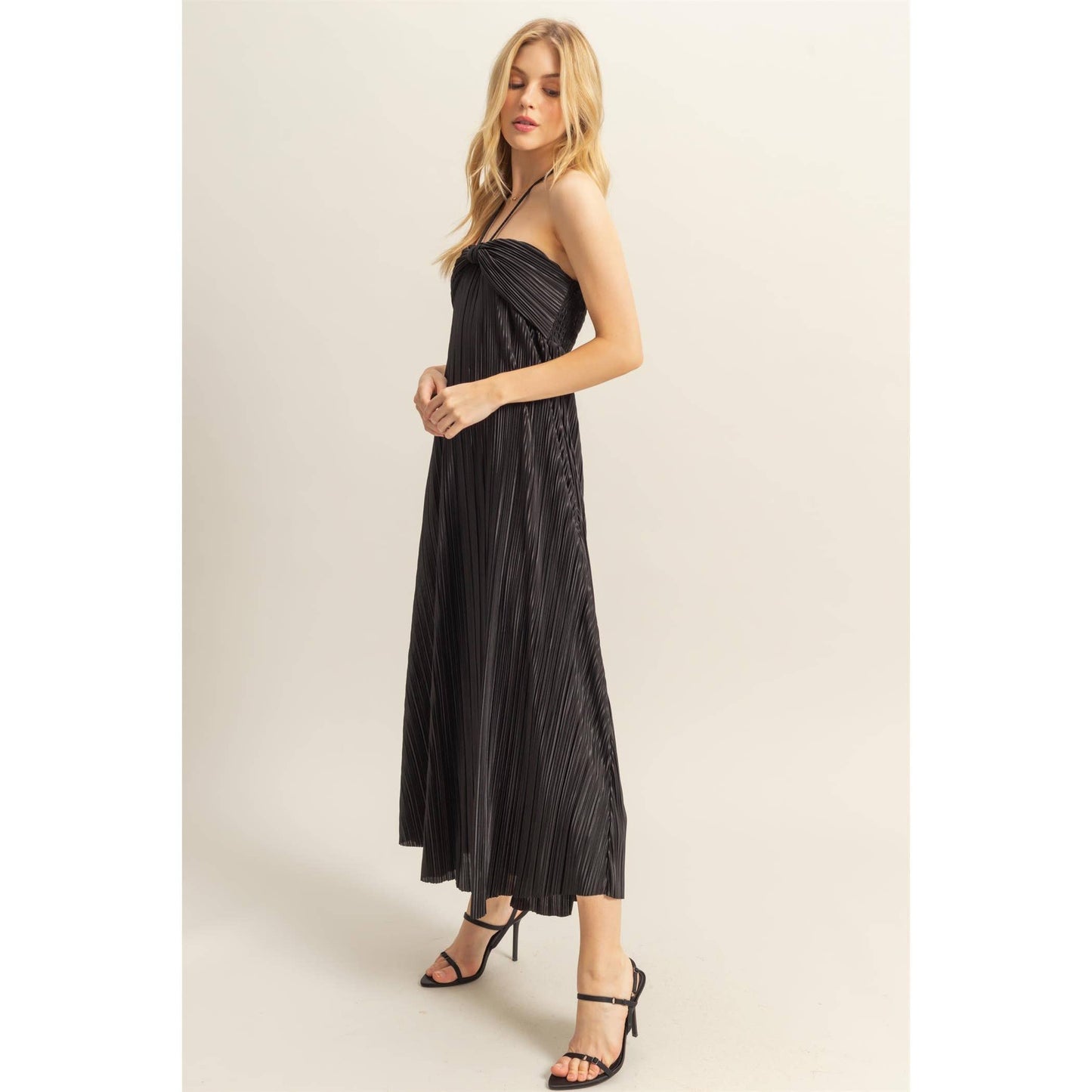 VERY J - Plisse Halter Neck Flowy Maxi Dress