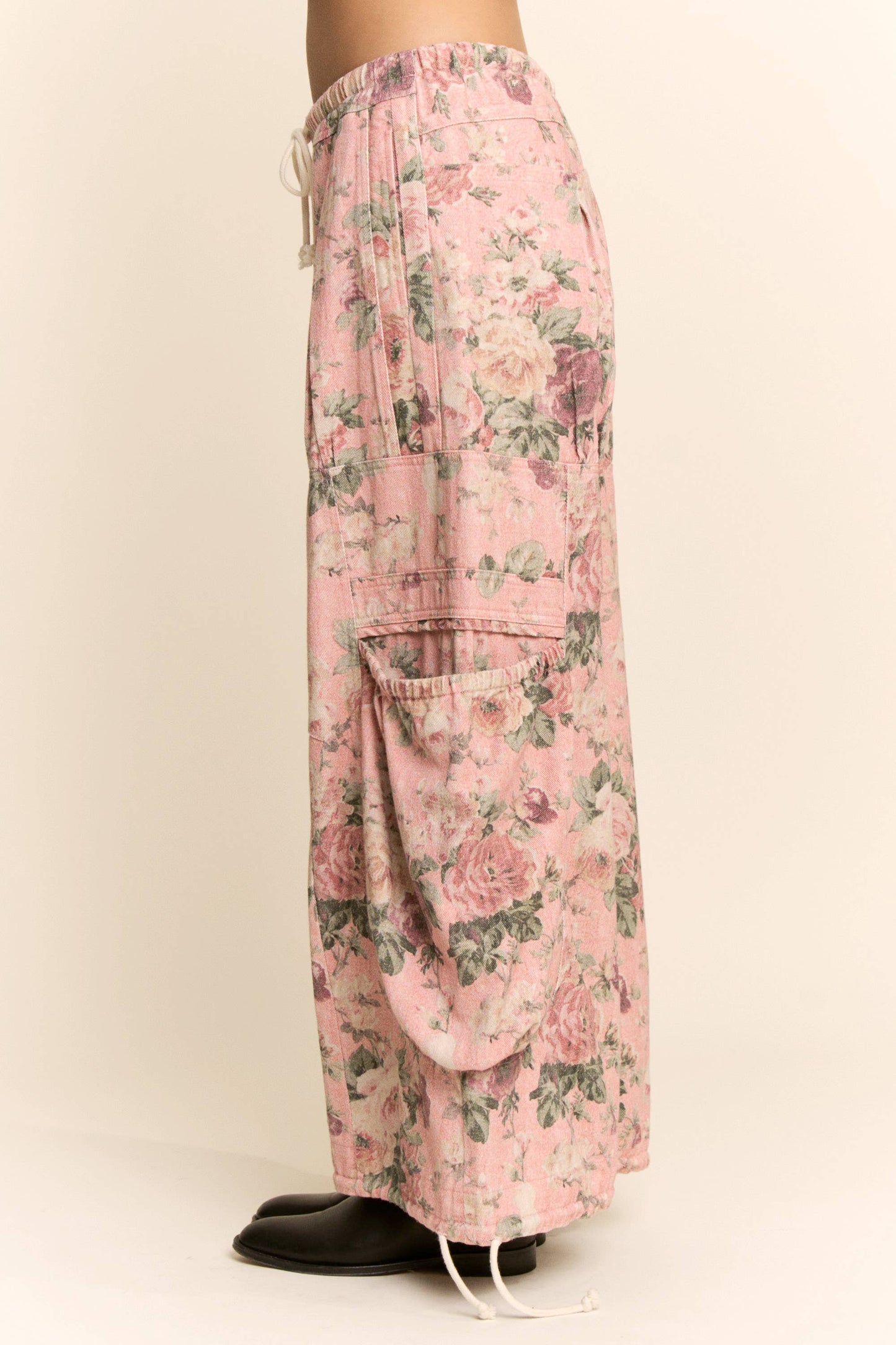 FLOWER PRINTED DENIM WAIST DROPPED POCKETS PANT