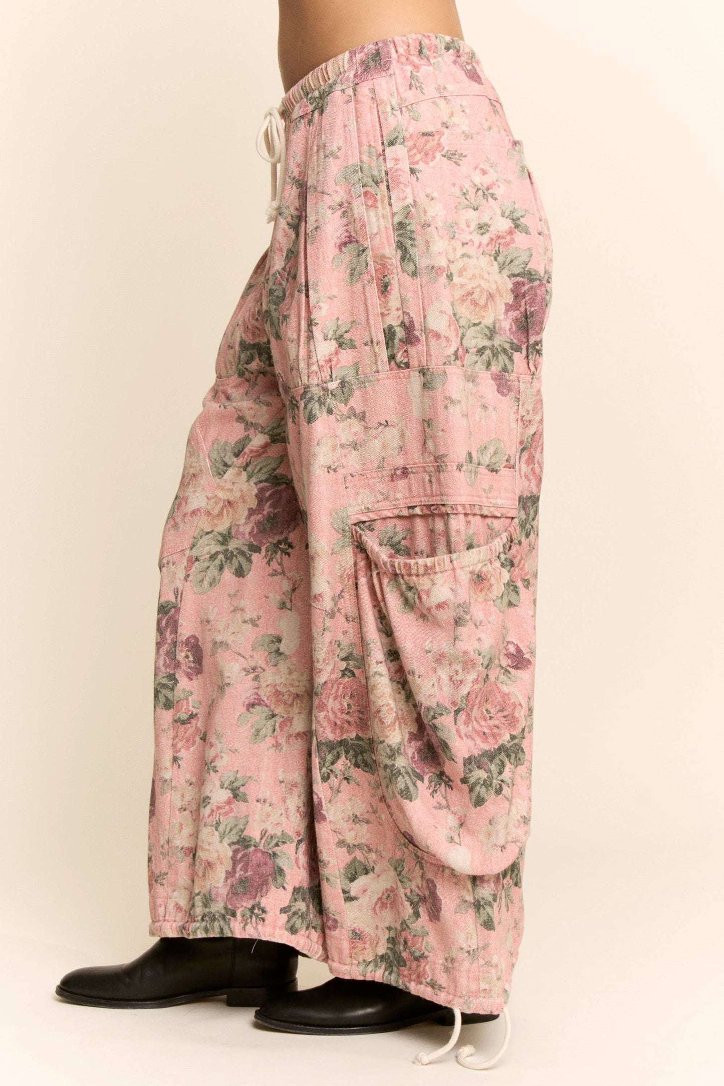 FLOWER PRINTED DENIM WAIST DROPPED POCKETS PANT