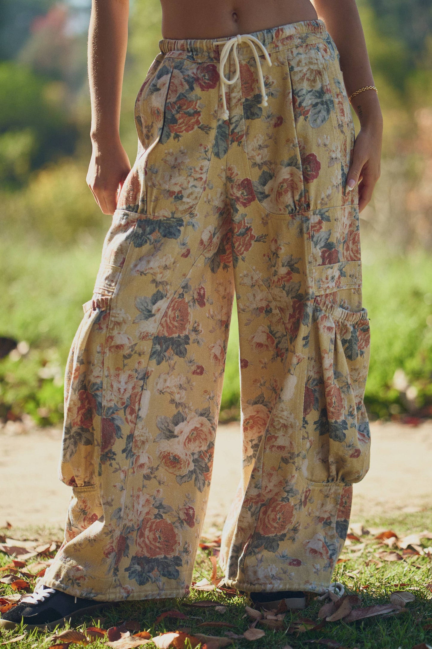 FLOWER PRINTED DENIM WAIST DROPPED POCKETS PANT