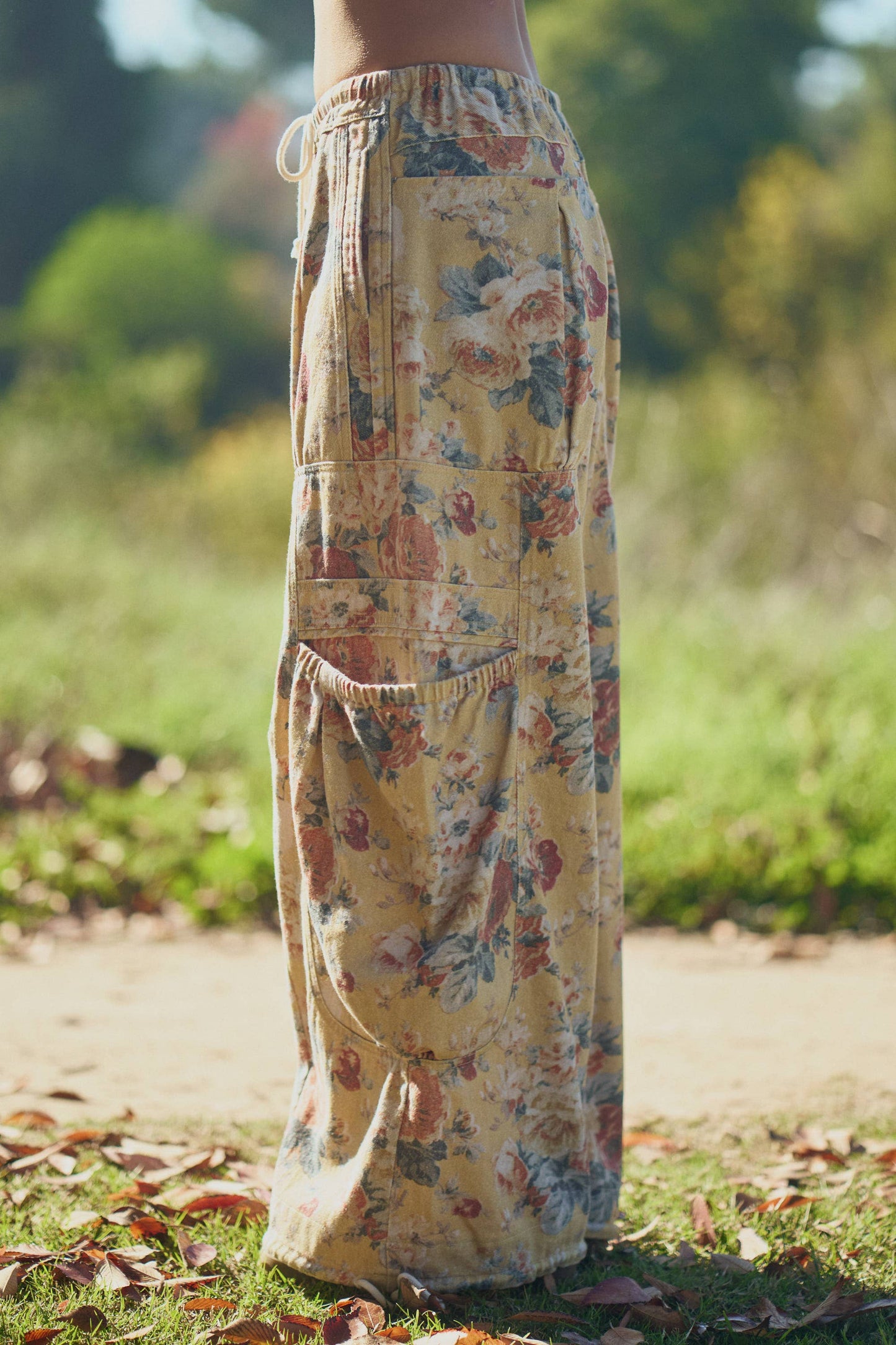 FLOWER PRINTED DENIM WAIST DROPPED POCKETS PANT