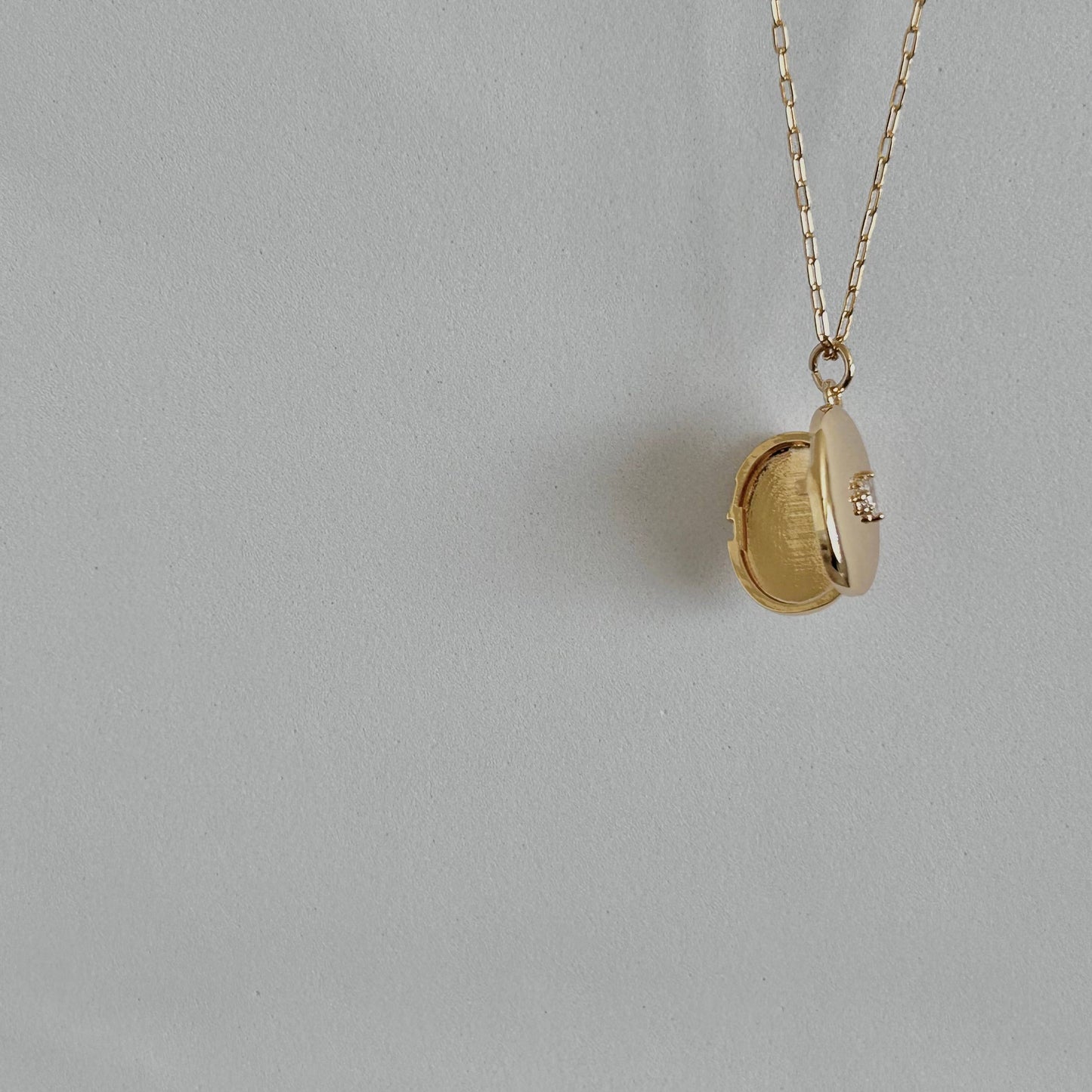 Oval Locket Pendant Necklace | 18K Gold Filled Paperclip Chain