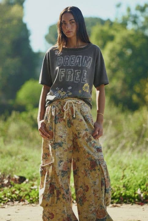 DAVI & DANI - DREAM FREE FLORAL GRAPHIC MINERAL WASH TOP