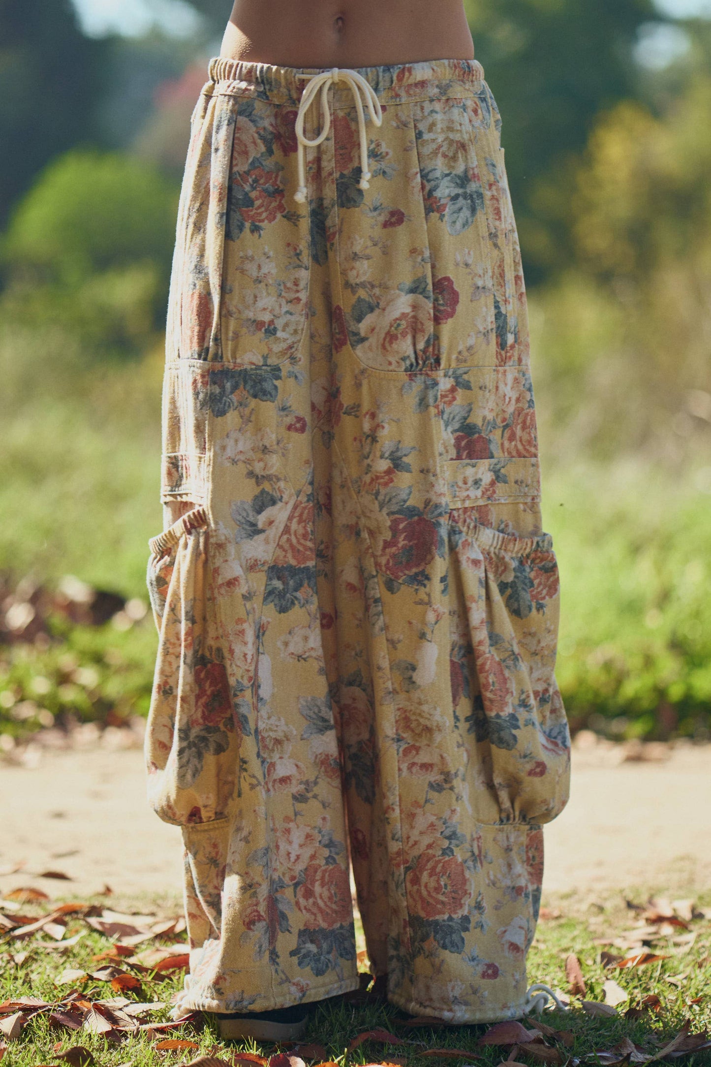 FLOWER PRINTED DENIM WAIST DROPPED POCKETS PANT