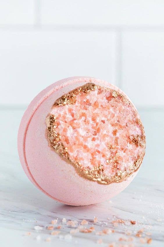 Crystal bath bomb 🌸 Wellness gift - Geode - Rose Quartz Latika Beauty