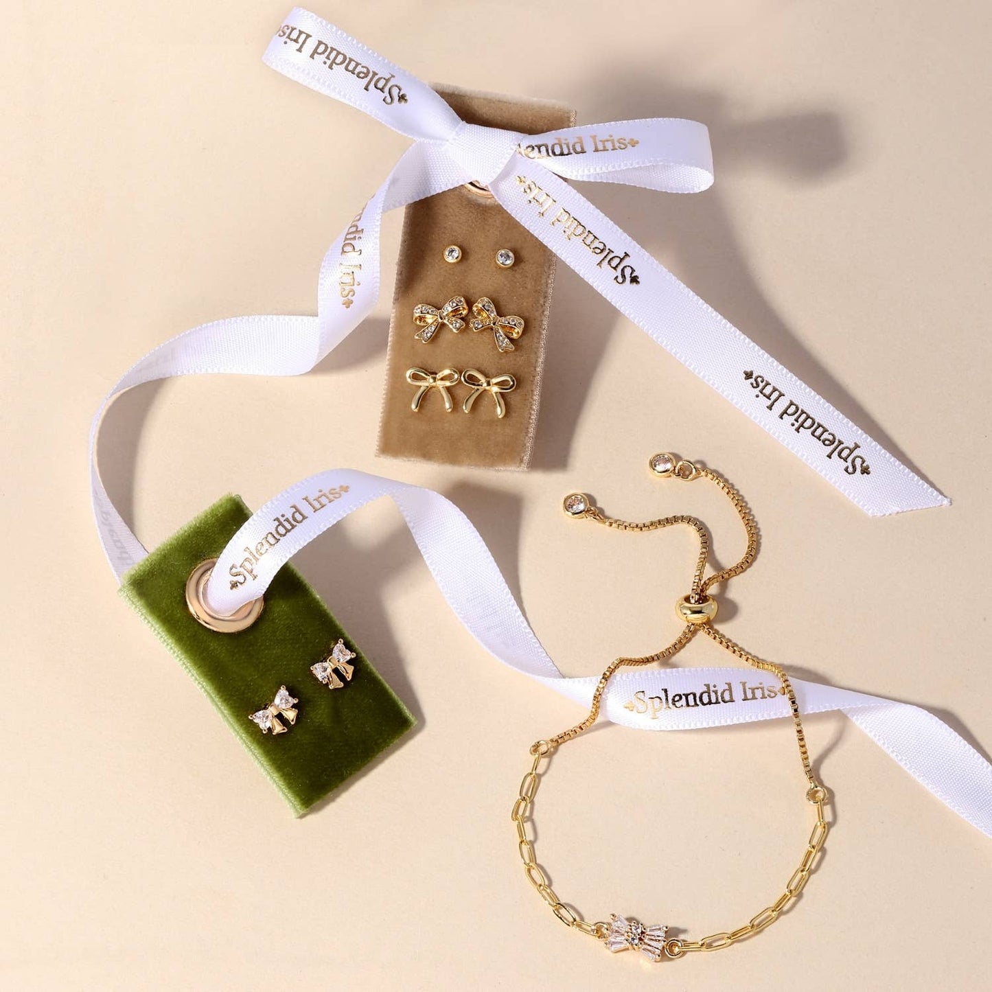 SPLENDID IRIS - Cz Bow Studs On Velvet Gift Tag - 926 West