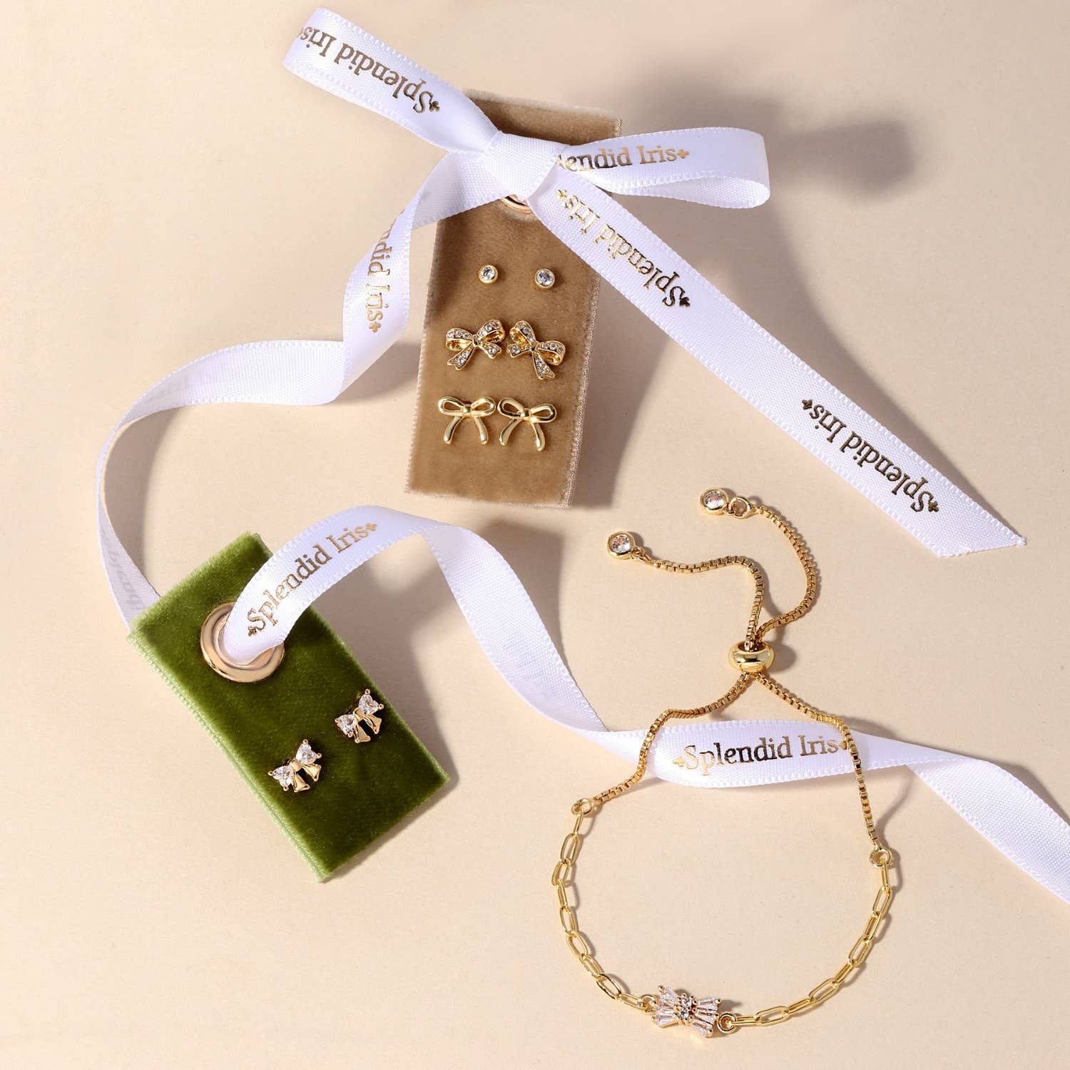SPLENDID IRIS - Cz Bow Studs On Velvet Gift Tag - 926 West