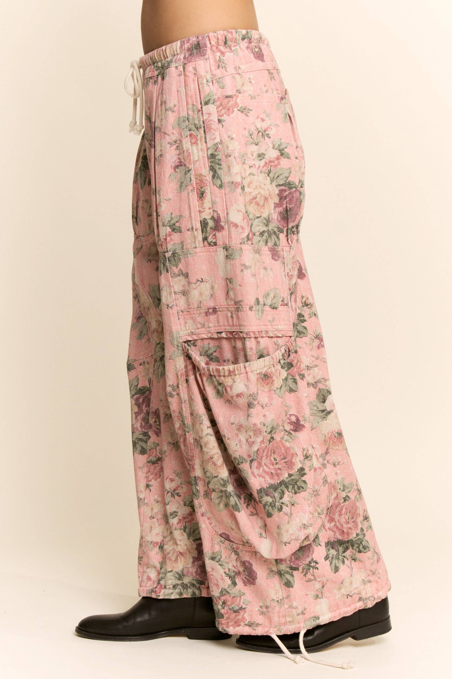 FLOWER PRINTED DENIM WAIST DROPPED POCKETS PANT