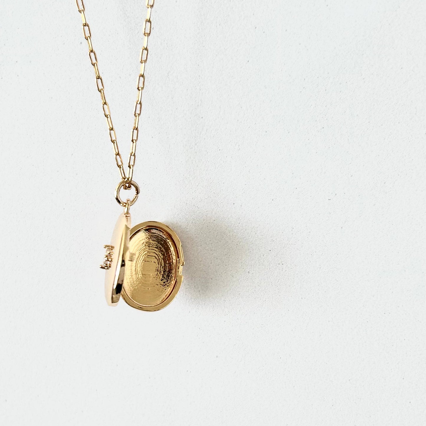 Oval Locket Pendant Necklace | 18K Gold Filled Paperclip Chain