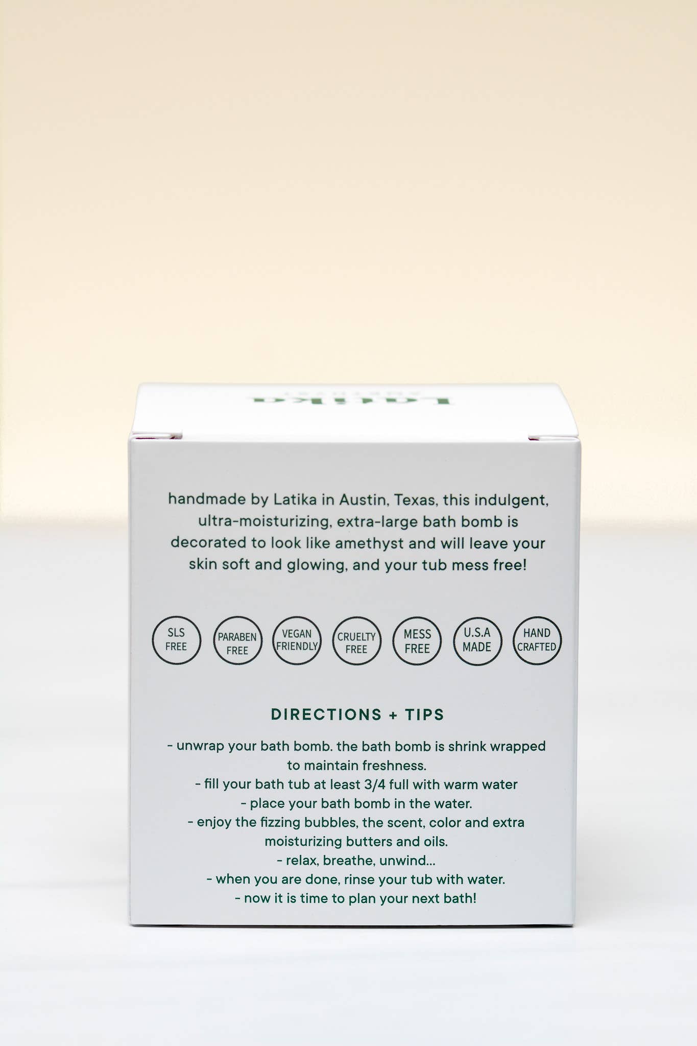 Crystal bath bomb 🌸 Wellness gift - Geode - Amethyst 💎 Latika Beauty